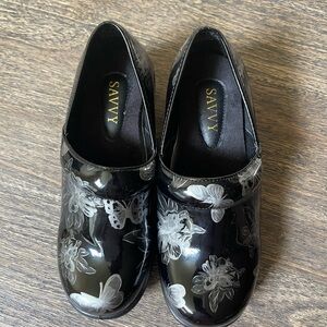 Savvy Black Patent Floral & Butterfly Slip-On Clogs - Shiny Finish